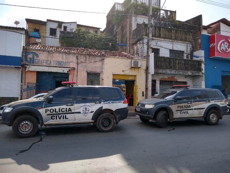 Polícia cumpre mandado de busca apreensão em gráfica