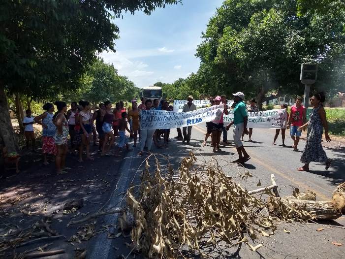 Manifestantes interditam km 87 da BR-135 em Itapecuru