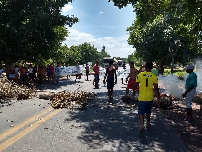 Manifestantes interditam km 87 da BR-135 em Itapecuru