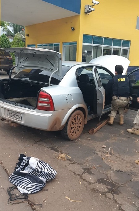 Veículo sendo vistoriado pela PRF-MA