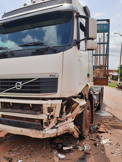 Carreta envolvida no acidente (Imagem: PRF)