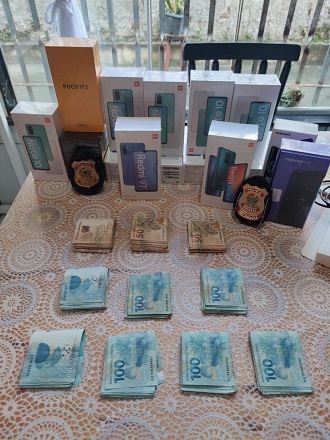 Aparelhos celulares e dinheiro apreendidos