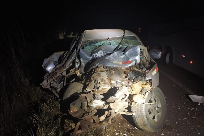 Veículo destruído após colisão com ônibus na BR-010