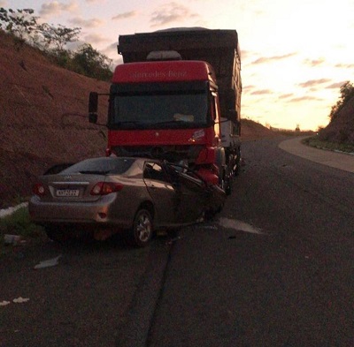 Colisão entre veículo de passeio e caminhão