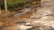 Buracos e lama atrapalham tráfego no Residencial Primavera; confira