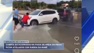 Caminhonete fica atolada na Praia do Meio com cheia da maré