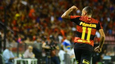 Jogador futebol acenando para torcida