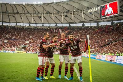 jogadroes do flamengo em campo comemoram