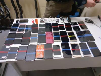 Polícia apreende mais de 30 celulares escondidos em cadeira de rodas