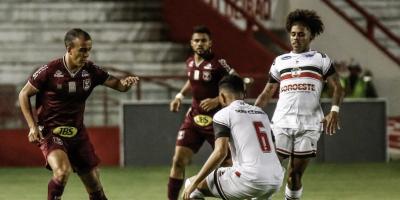 jogadores de futebol disputam bola