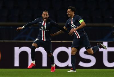 jogadores de futebol comemoram