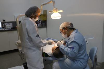 dentista atende paciente