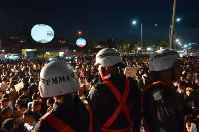 policiais entre multidão no carnaval