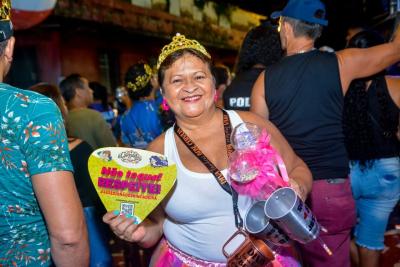 mulher segura cartaz