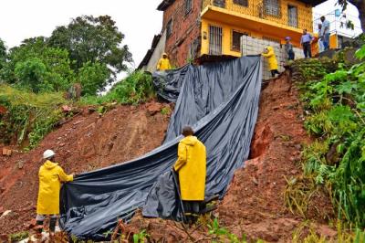 defesa civil trabalha em área de risco
