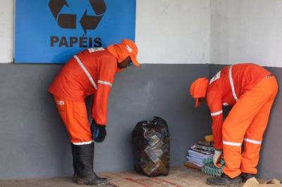 garis recolhem pacotes ao chão