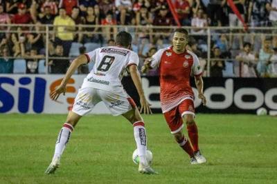 jogadores de futebol disputam bola