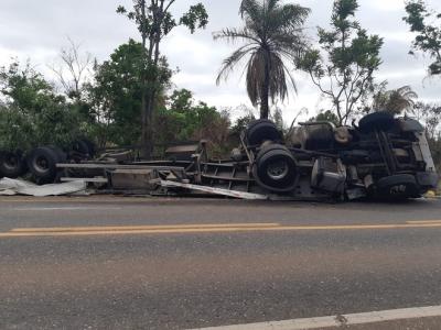 BR 010 é interditada para remoção de carreta tombada no MA