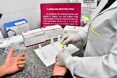 médico aplica exame de hepatite