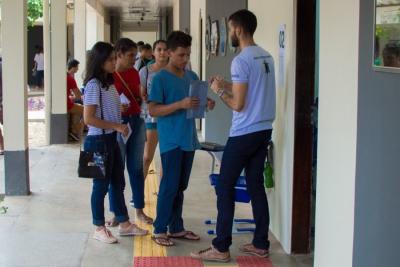 estudantes verificam locais de prova