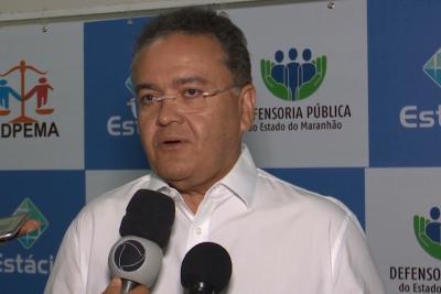 homem fala ao microfone