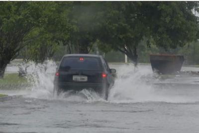 carro em rua alagada
