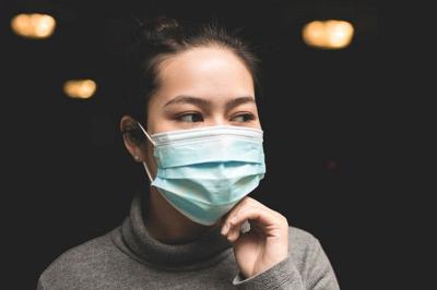 mulher usa máscara médica