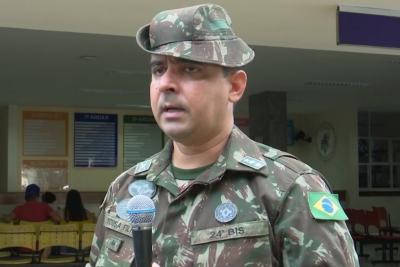 homem fala ao microfone