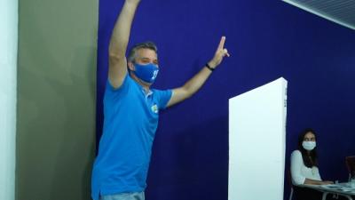 Candidato Neto Evangelista vota em escola no bairro Renascença