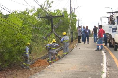 Motorista bate em poste região do Parque do Rangedor, em São Luís