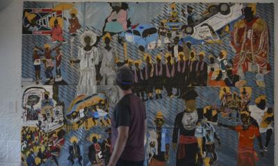 homem observa pintura