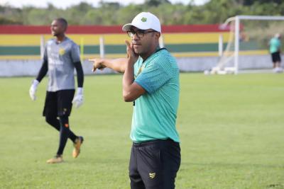 Sampaio Corrêa confirma permanência de Felipe Surian