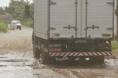 Buracos e lama dificultam trafego na Vila Tiradentes.