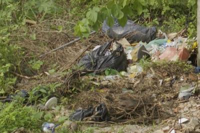  Descarte irregular de lixo na área do Anjo da Guarda.