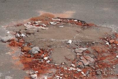 Cratera que causa transtornos no Parque Shalon.