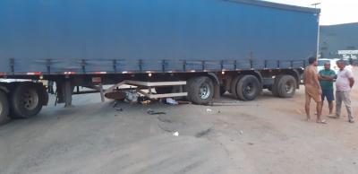 Motociclista morre após colisão com carreta na BR-135