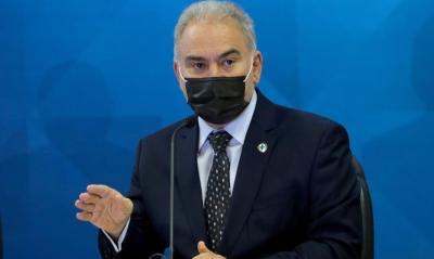 Ministro chega ao Brasil um dia após testar negativo para covid-19