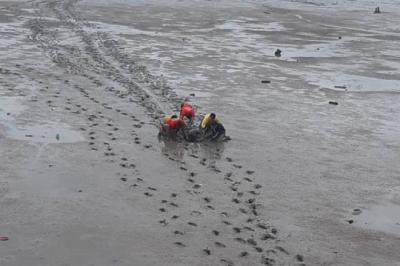 Bombeiros resgatam homem na lama do Rio Anil, em São Luís