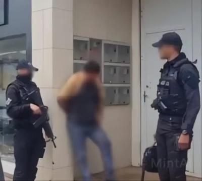 Homem oferece livros infantis para tentar abusar de adolescente