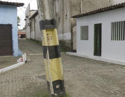 Poste no meio da rua atrapalha moradores no bairro Salina do Sacavém