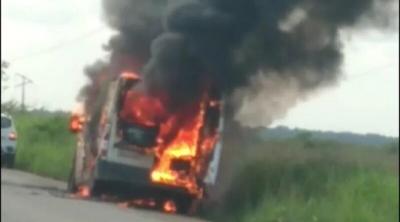 Ambulância pega fogo com paciente dentro na BR-222 no MA