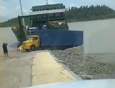 Caminhão atola no Terminal da Ponta da Espera em São Luís