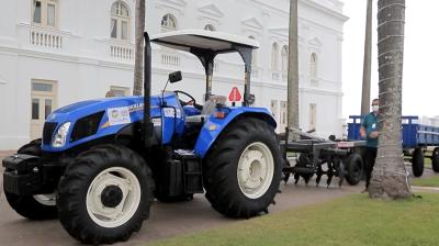 Governo do MA entrega máquinas agrícolas para onze municípios