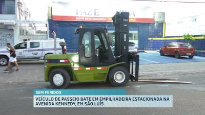 Carro bate em empilhadeira estacionada na Avenida Kennedy, em São Luís