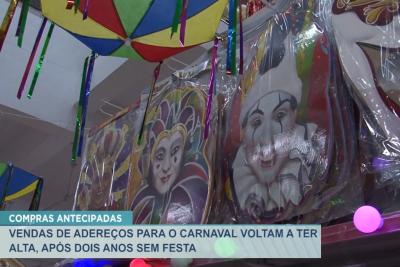 Após dois anos de pandemia, adereços de carnaval voltam a ser vendidos