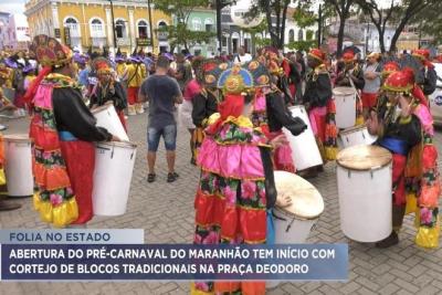 São Luís: cortejos de blocos fazem a abertura do pré-carnaval na praça Deodoro