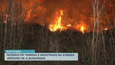 Bombeiros controlan incêndio em terreno no Angelim
