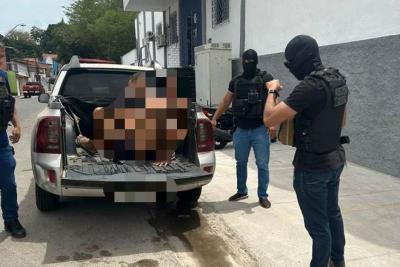  Presa dupla suspeita de assaltar joalheria dentro de shopping