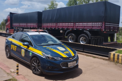  Açailândia: PRF apreende carga de madeira ilegal em carreta